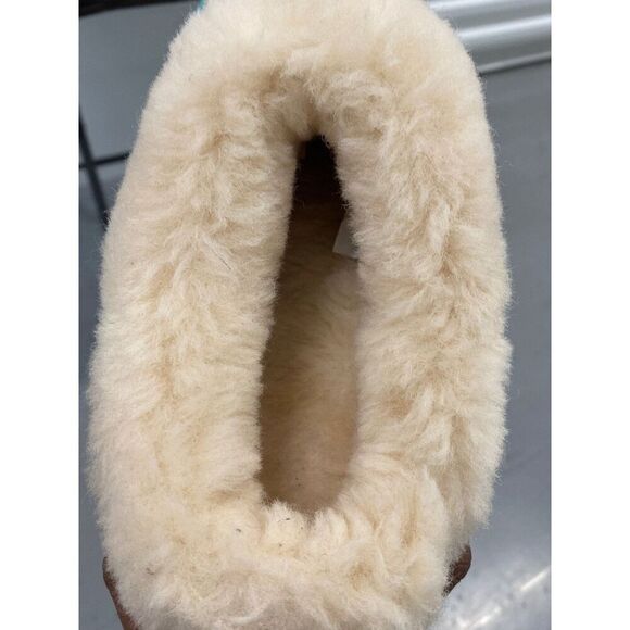 UGGs shoes size 7 - Picture 2 of 9